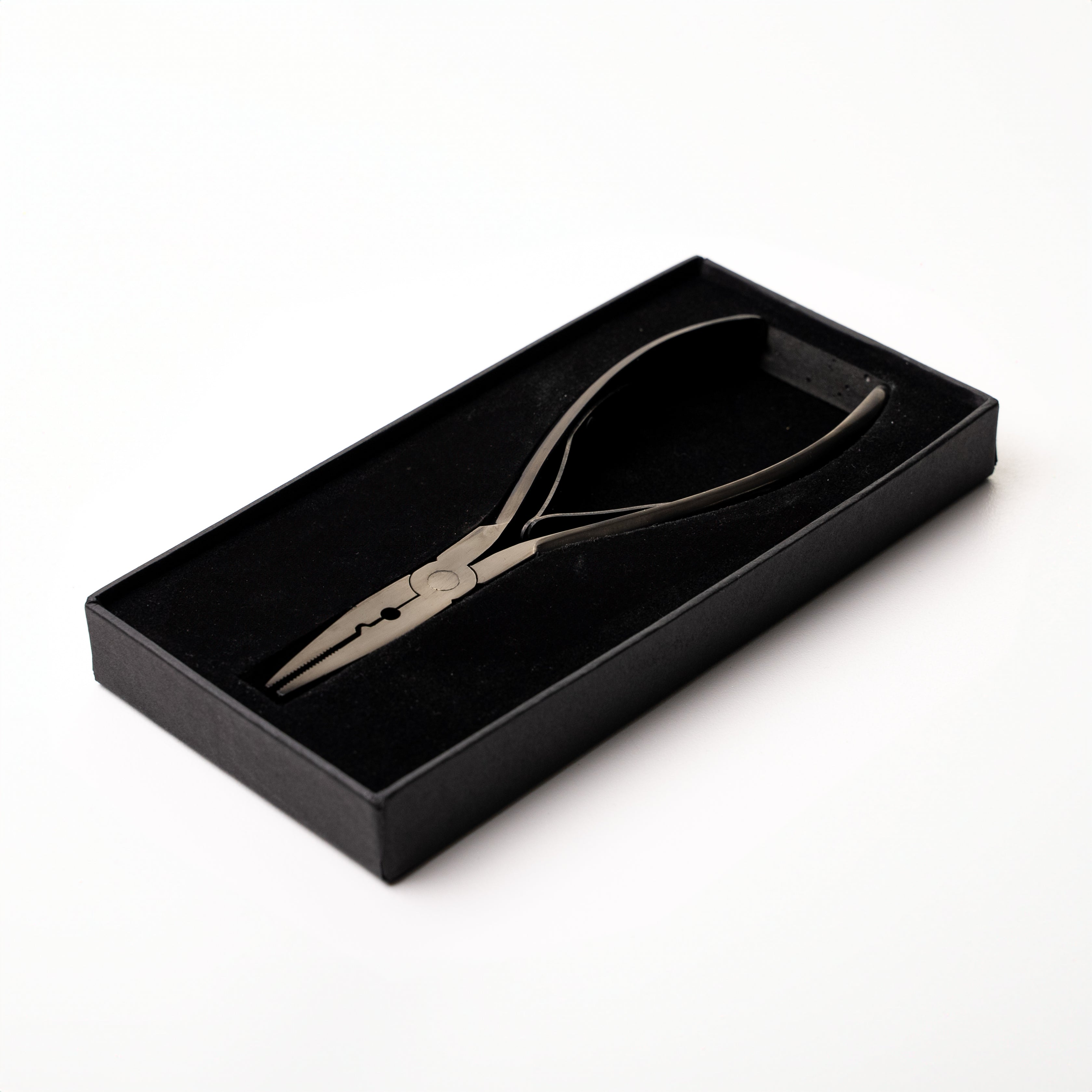 Heavy-duty pliers with rust-resistant coating and ergonomic design
